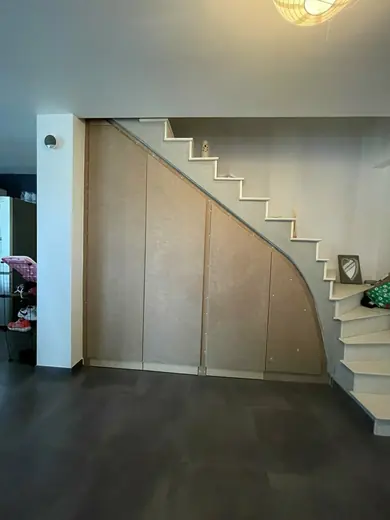 Meuble sous escalier — réalisation Art & Menuiserie dans l'Yonne
