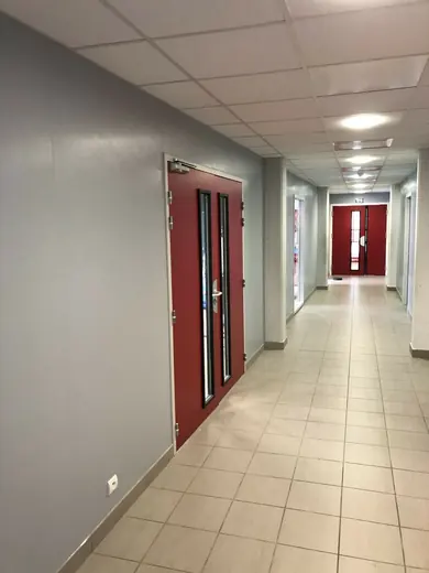 Revêtement mural — local recevant du public — réalisation Art & Menuiserie dans l'Yonne