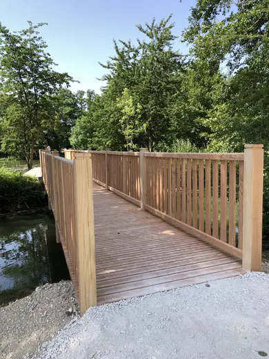 Garde-corps et passerelle bois — réalisation Art & Menuiserie dans l'Yonne