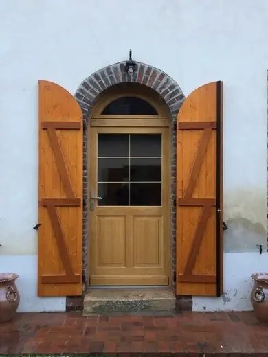 Porte d'entrée bois cintrée avec volets assortis
