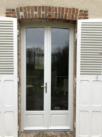 Porte-fenêtre — réalisation Art & Menuiserie dans l'Yonne