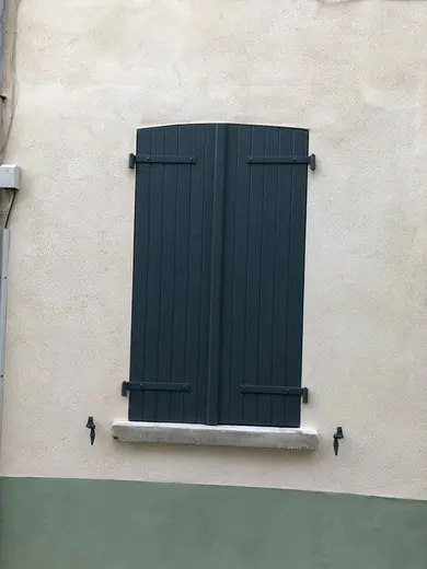 Volets & stores — réalisation Art & Menuiserie dans l'Yonne