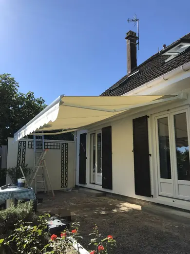 Store banne — réalisation Art & Menuiserie dans l'Yonne
